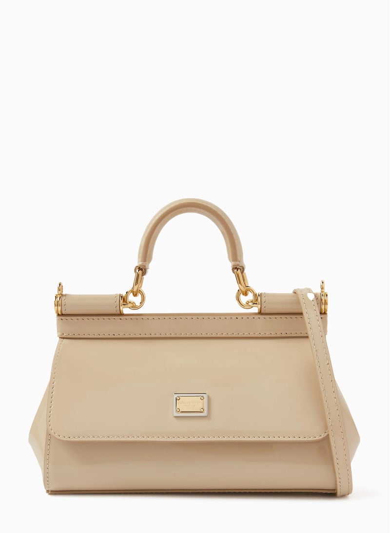 دي آند جي حقيبة دولتشي آند غابانا الصغيرة إيست ويست سيسيلي بمقبض علوي من الجلد اللامع، حقيبة توت نسائية، حقيبة يد نسائية، حقيبة كتف نسائية، حقيبة كروس نسائية، حقيبة سفر نسائية، بيج - 17 سم - Image 1