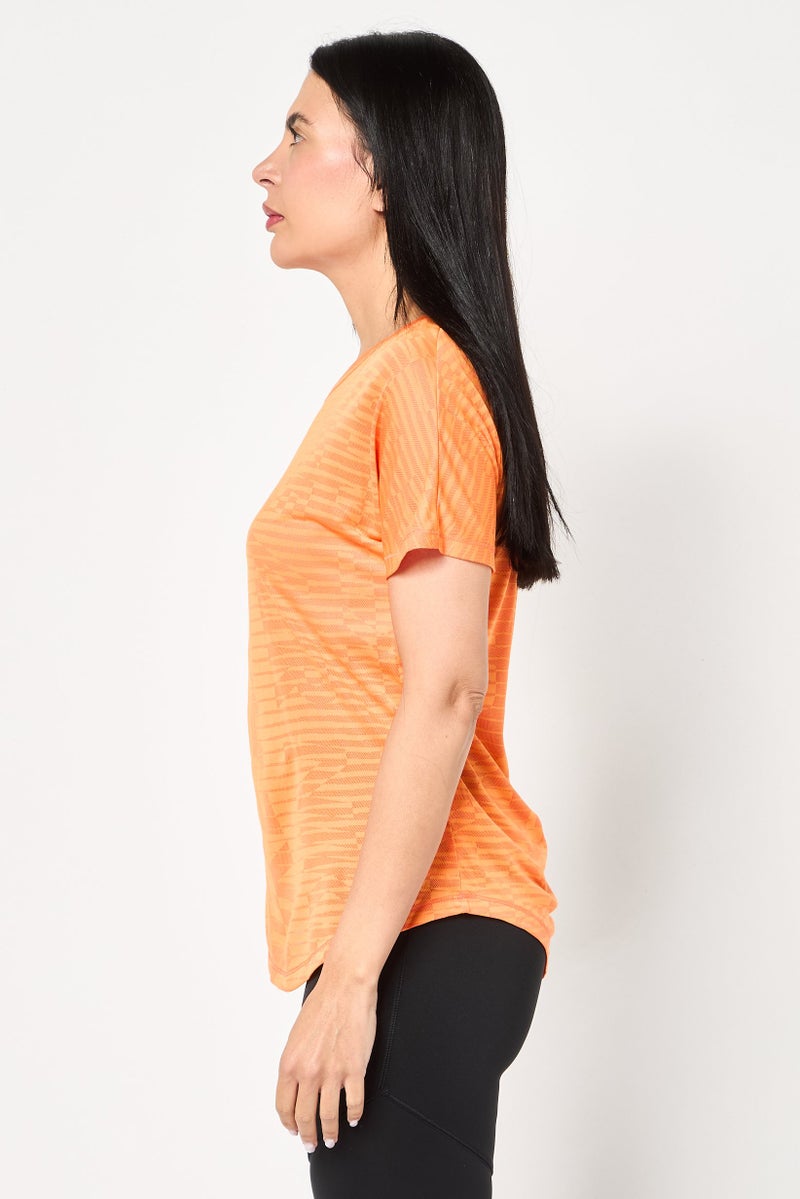 Nike تي شيرت تدريب قصير الأكمام للنساء، برتقالي - Image 3