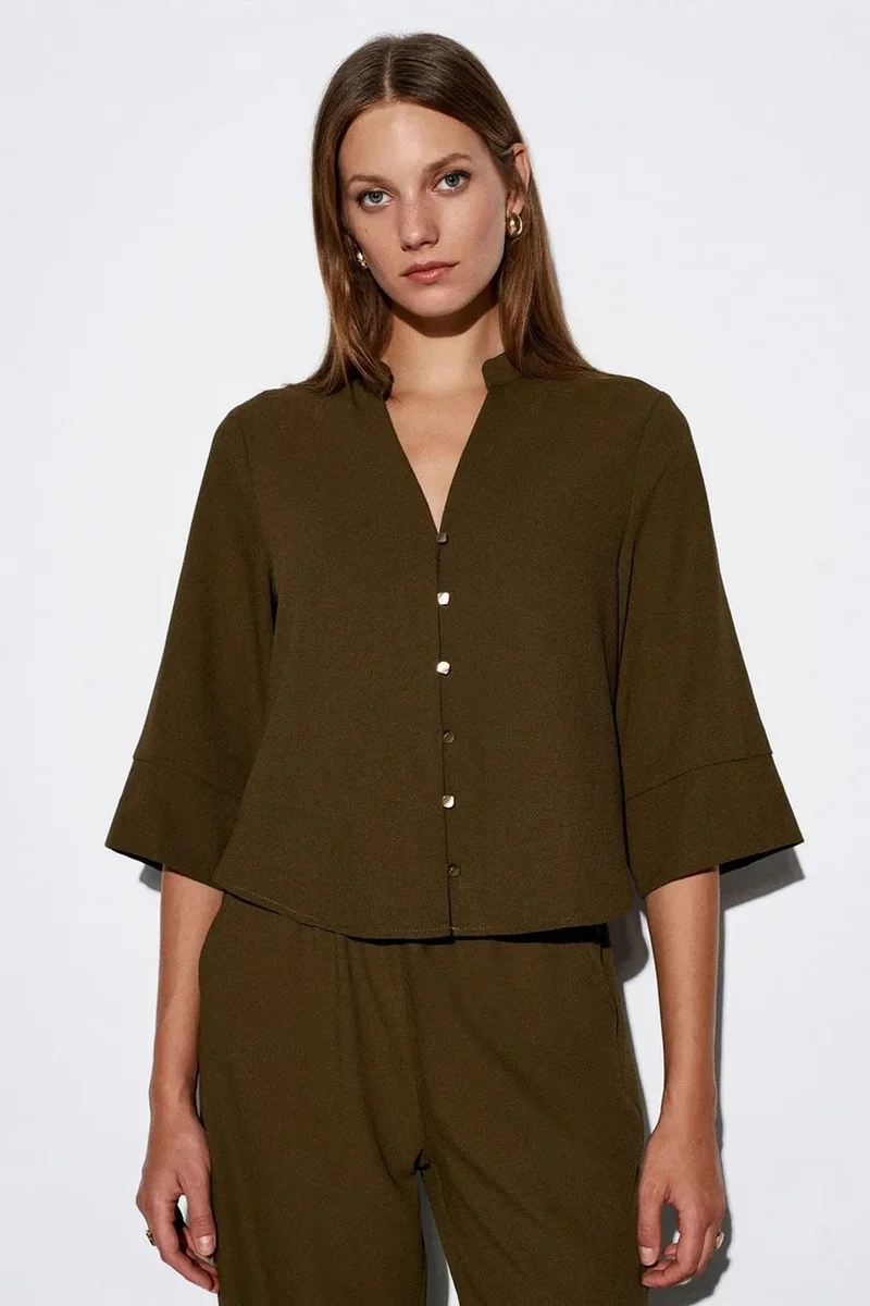 DILVIN Women’s Mandarin Collar Crepe Blouse