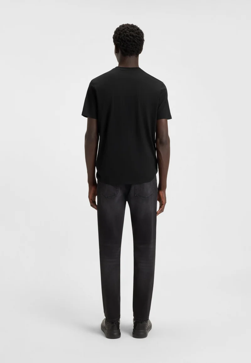 هوجو تيشيرت قطن بجيرسيه بشعار متباين