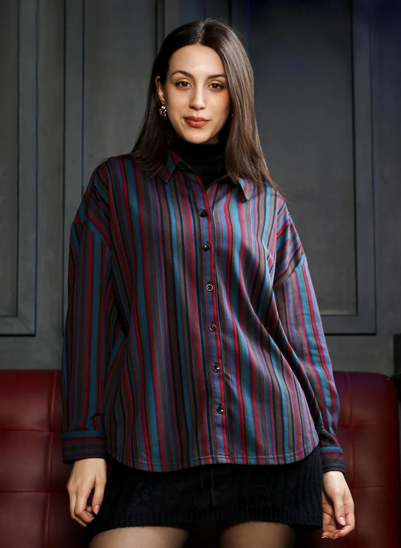 بينيا كولادا قميص نسائي واسع مخطط بالباركود بياقة عادية وأكمام طويلة بأزرار للإغلاق.