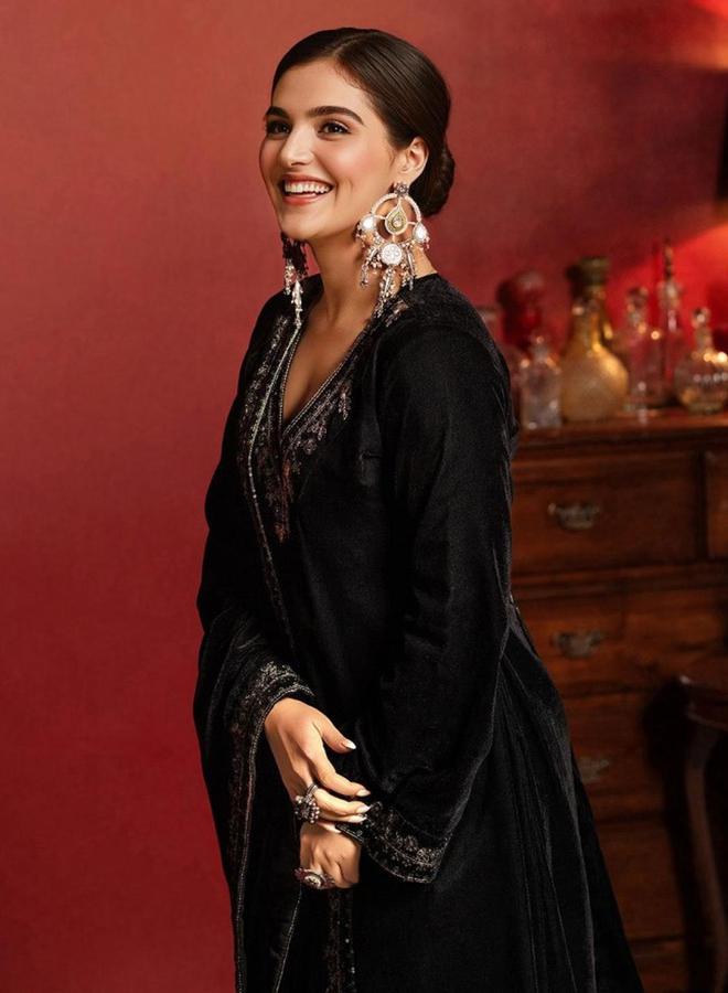 آي شين طقم كورتا وسروال مخمل مطرز من إيشين مع دوباتا - Image 3