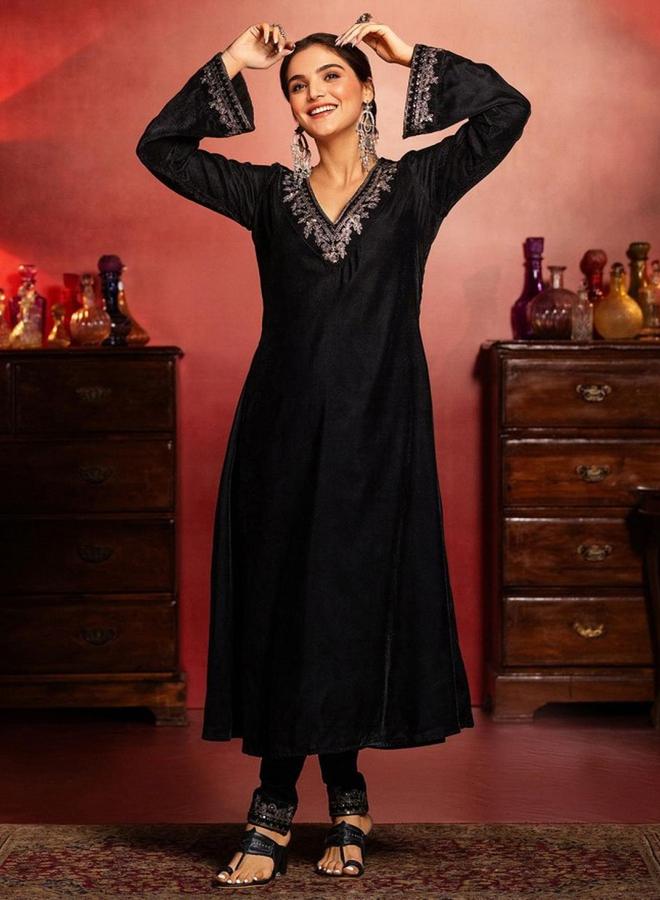 آي شين طقم كورتا وسروال مخمل مطرز من إيشين مع دوباتا - Image 2