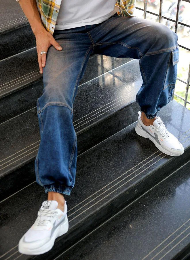 ذا انديان كراج كو Men Loose Fit Solid Mid-Rise Stretchable Denim Joggers