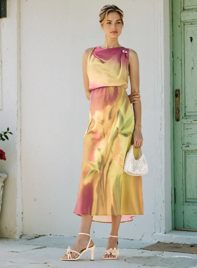 ايكونيك توب أيقوني بياقة كاب وطبعة وزخرفة معدنية