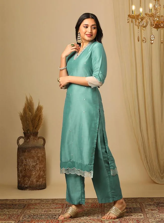 جلو باص مجموعة من بنطال وكورتا بتفاصيل مُطرّزة