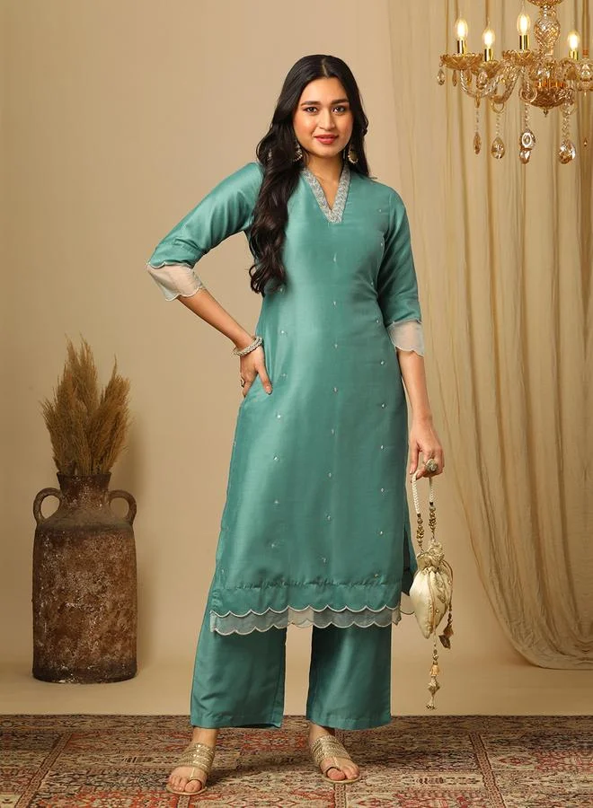 جلو باص مجموعة من بنطال وكورتا بتفاصيل مُطرّزة