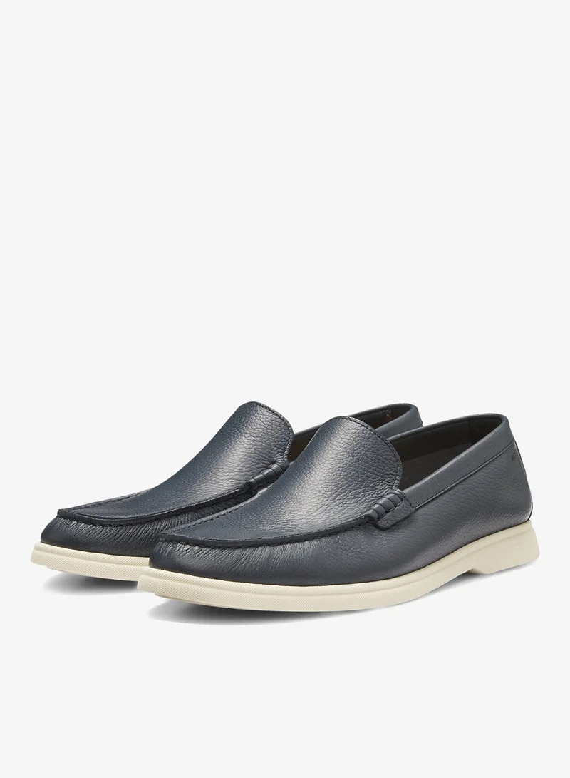 بوس لوفرز جلد مدبوغ بتفاصيل شعار