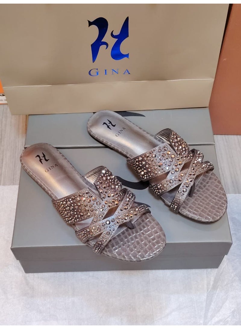 شبشب جينا المسطح ذو التصميم الأنيق مع إبزيم أنيق