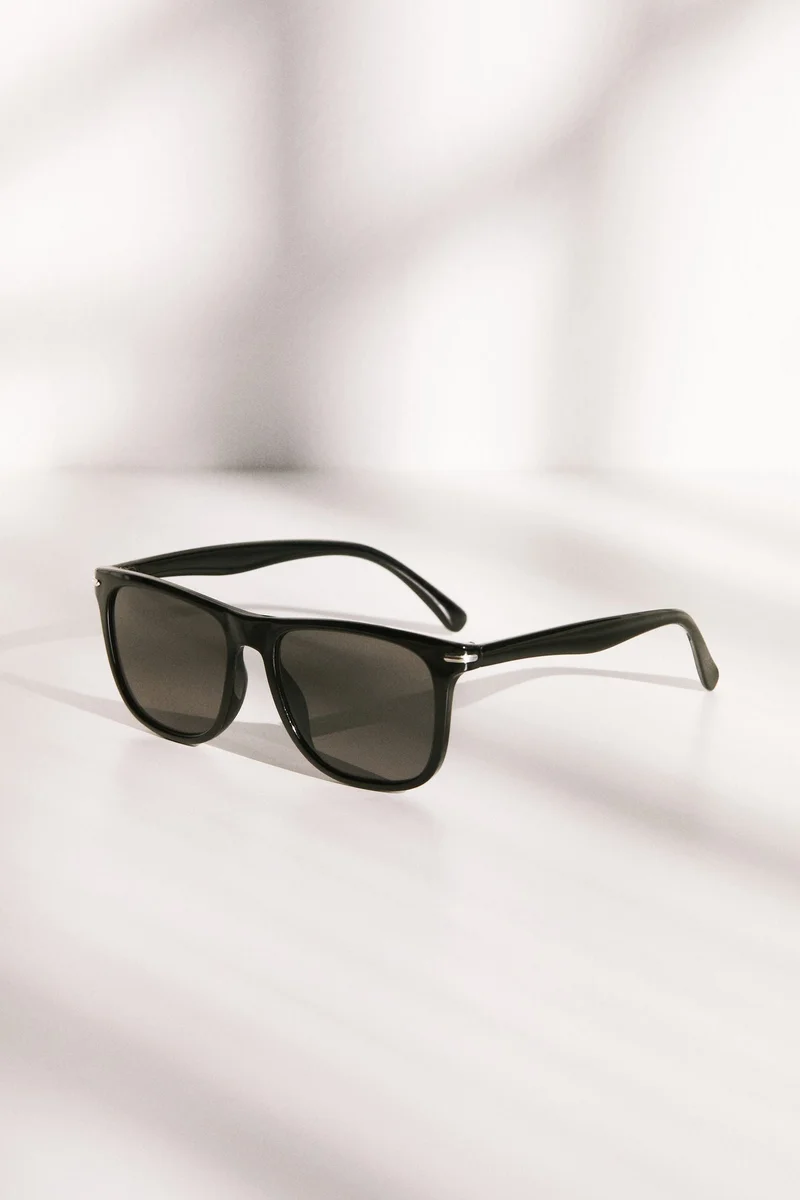 اتش اند ام نظارة شمسية