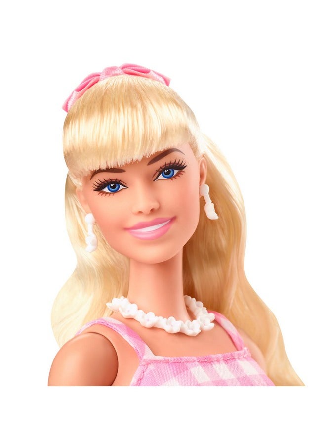 Barbie دمية الفيلم ترتدي فستانًا مخططًا باللونين الوردي والأبيض مع قلادة سلسلة الزهور  - Image 3