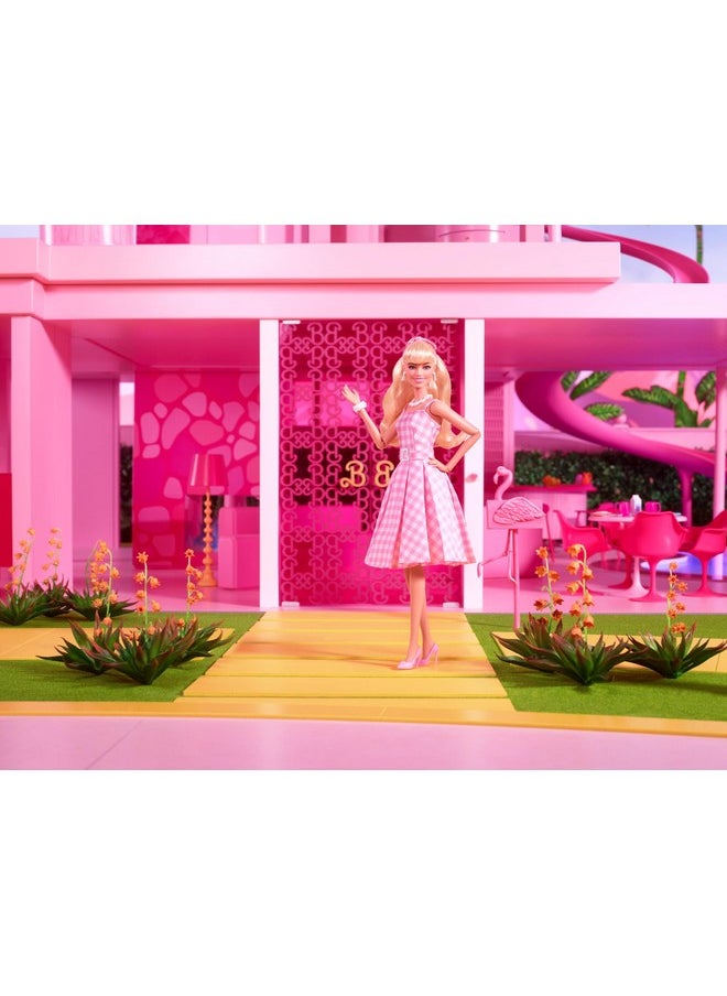 Barbie دمية الفيلم ترتدي فستانًا مخططًا باللونين الوردي والأبيض مع قلادة سلسلة الزهور  - Image 2