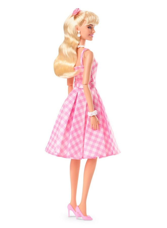 Barbie دمية الفيلم ترتدي فستانًا مخططًا باللونين الوردي والأبيض مع قلادة سلسلة الزهور  - Image 5