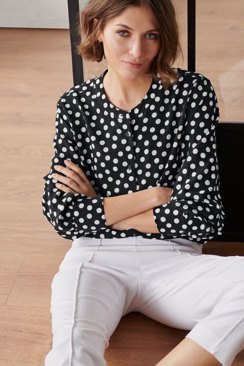 Tchibo بلوزة نسائية بأكمام طويلة وياقة دائرية بنقاط بولكا، سوداء - Image 1