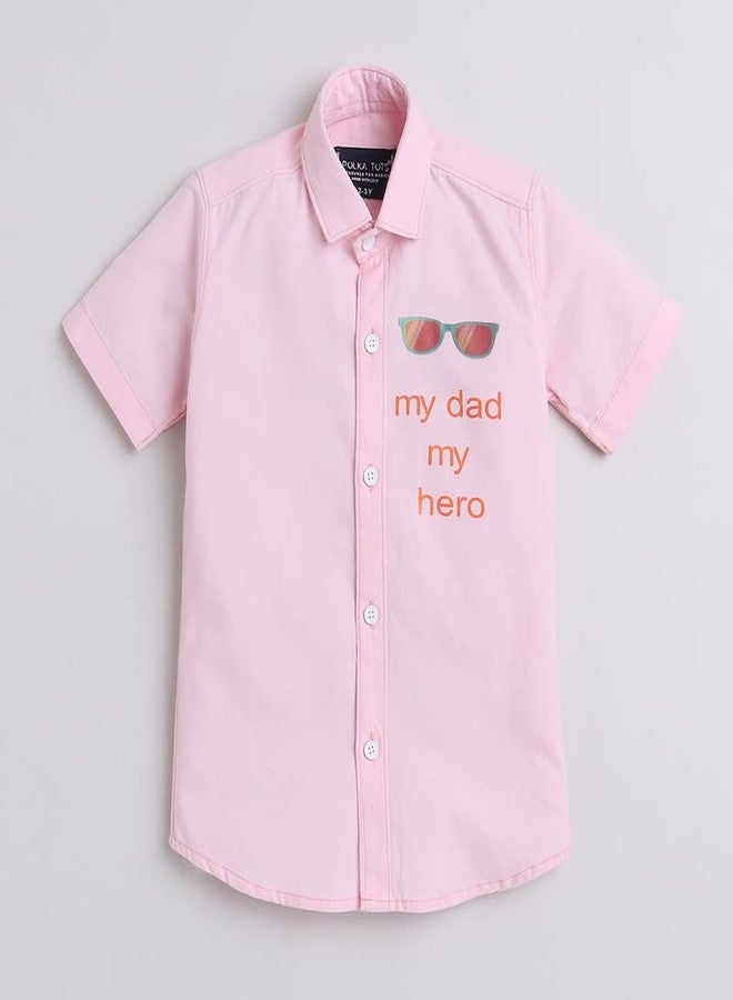 Polka Tots قميص معدني مطبوع "أبي بطلي" بأكمام نصفية من قطن بلون وردي - 18-24 شهر - Image 2