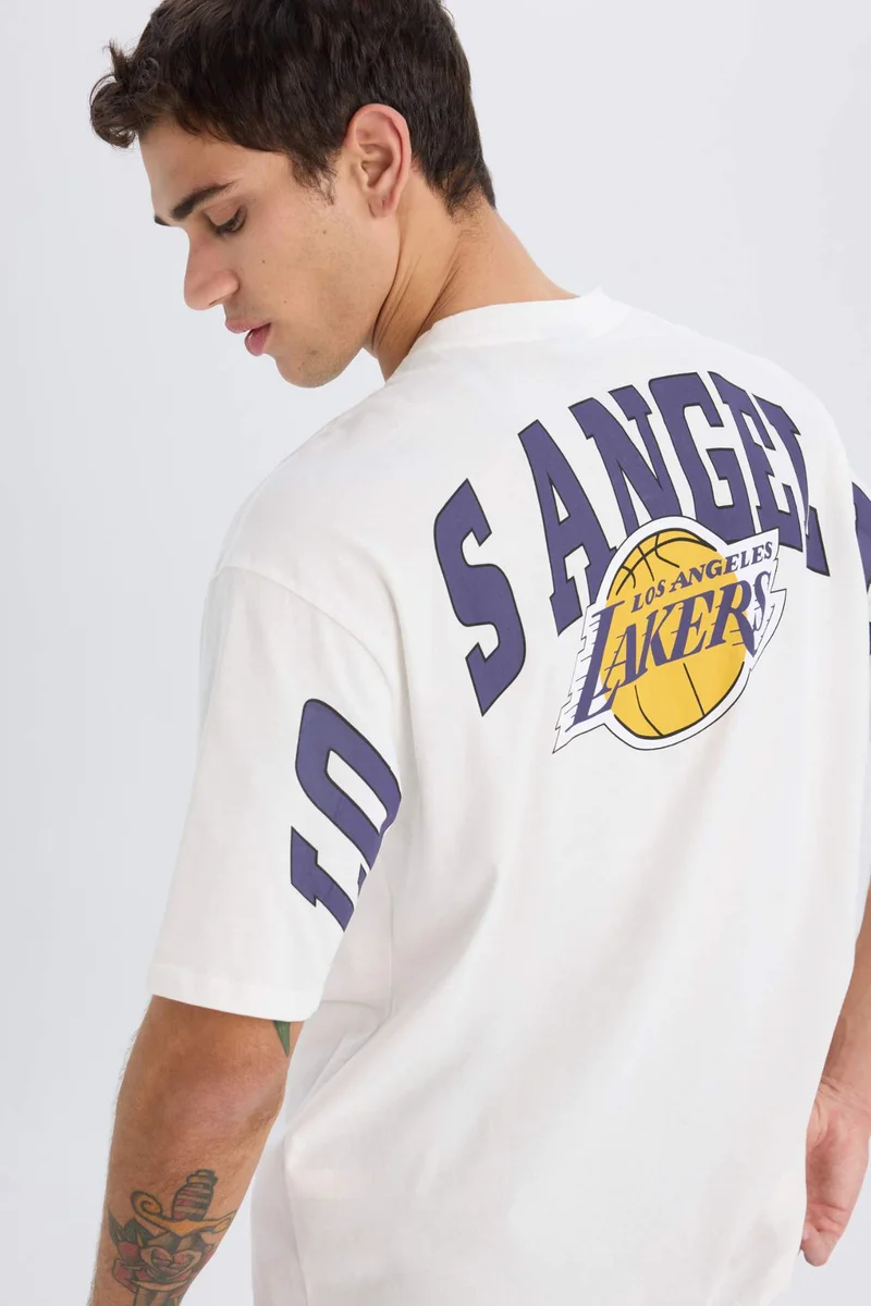 ديفاكتو Oversize NBA Los Angeles Lakers Licensed Crew Neck T-Shirt