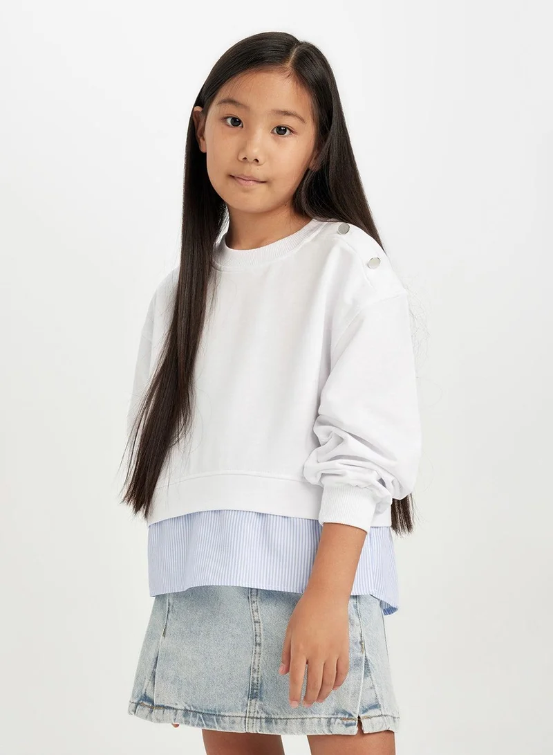 ديفاكتو سويت شيرت أبيض بقصة مريحة وياقة دائرية وتفاصيل أزرار