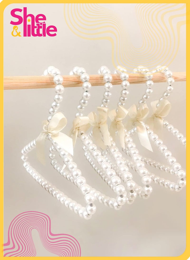 شي آند ليتل ٥ قطع شماعات لؤلؤية صغيرة للأطفال مع فيونكة، شماعات مضادة للانزلاق للفساتين وملابس الأطفال، تشطيب لؤلؤي ABS ناعم، مثالية للمنزل أو عرض البوتيك (أبيض) - Image 1