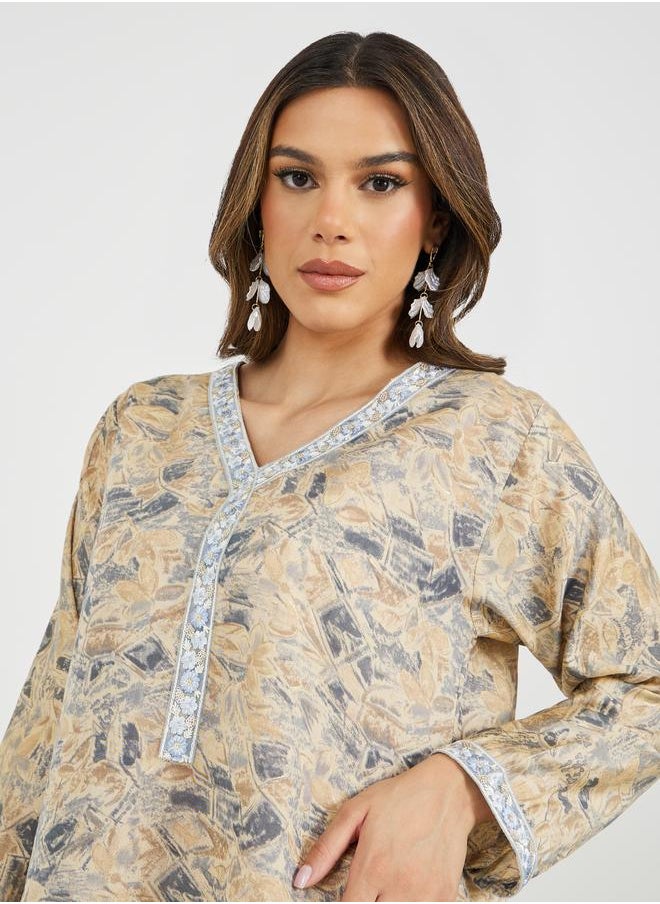 Styli Styli All-Over Print Lace Detail V-Neck A-Line Jalabyia  - Image 4