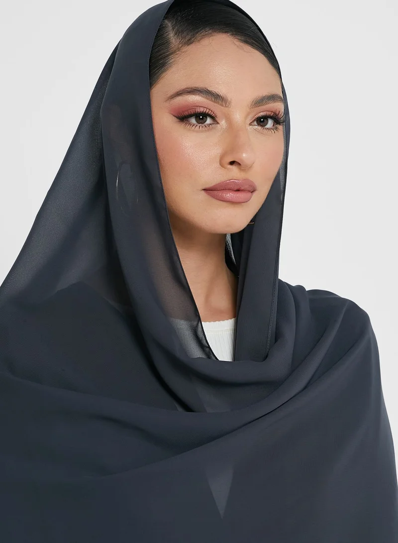 أزاليا عباية طويلة مزينة بعقدة