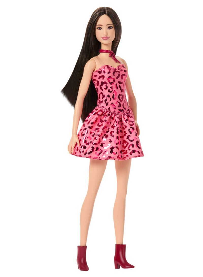 Barbie دمية فاشنيستاس #246 بشعر أسود، فستان بدون أكمام بنقشة الفهد الوردي مع إكسسوارات مثل عقد رباط وأحذية - Image 5