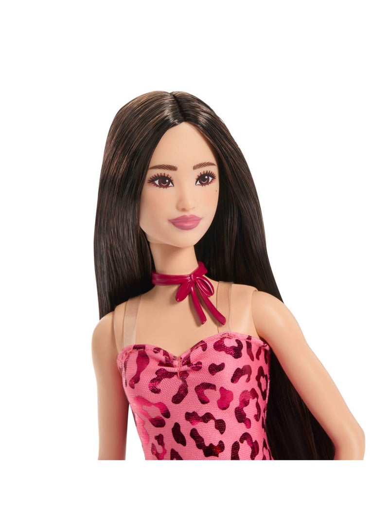 Barbie دمية فاشنيستاس #246 بشعر أسود، فستان بدون أكمام بنقشة الفهد الوردي مع إكسسوارات مثل عقد رباط وأحذية - Image 3