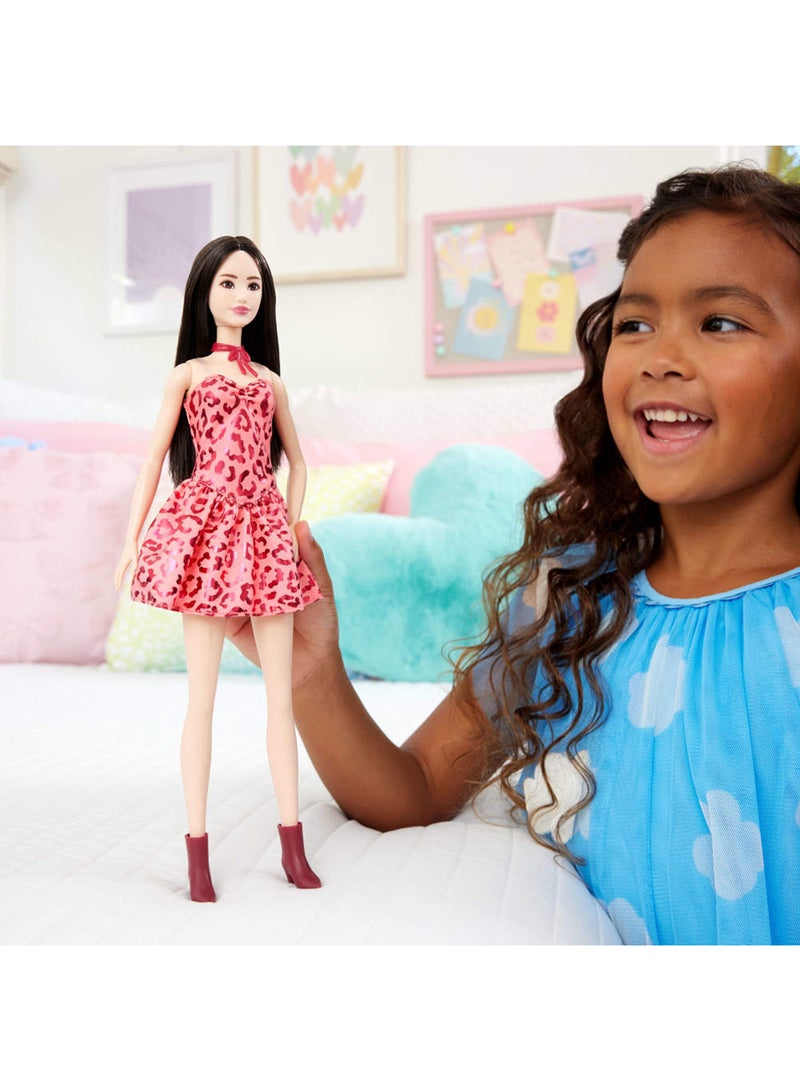 Barbie دمية فاشنيستاس #246 بشعر أسود، فستان بدون أكمام بنقشة الفهد الوردي مع إكسسوارات مثل عقد رباط وأحذية - Image 2