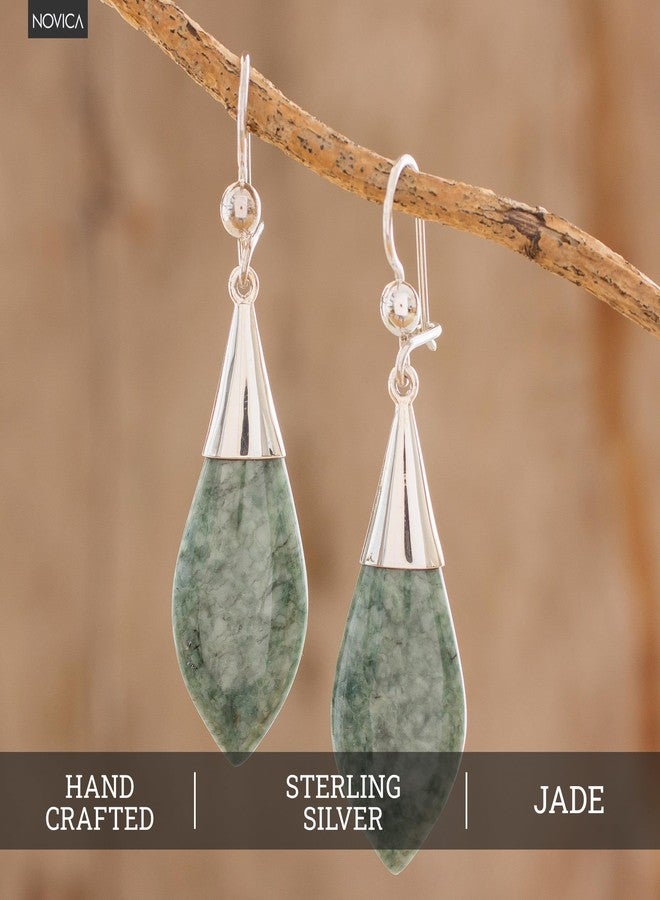 نوفيكا أقراط متدلية من اليشم الأخضر مصنوعة يدويًا من نوفيكا، مصنوعة من الفضة الإسترليني، من غواتيمالا، بتصميم عصري يجلب الحظ السعيد [2.3 بوصة طول × 0.6 بوصة عرض × 0.2 بوصة عمق] "رمح المايا للحياة الآخرة" - Image 2