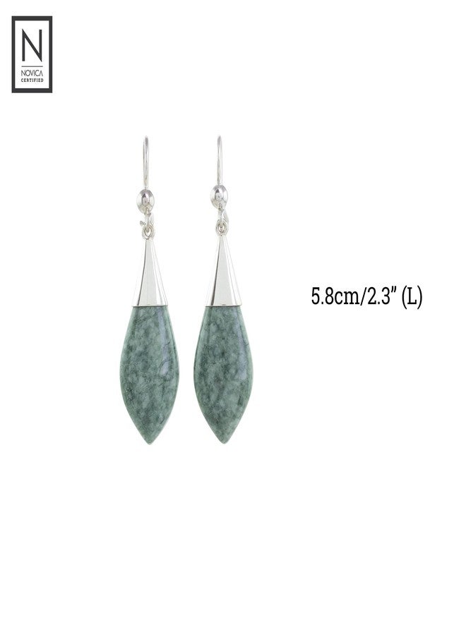 نوفيكا أقراط متدلية من اليشم الأخضر مصنوعة يدويًا من نوفيكا، مصنوعة من الفضة الإسترليني، من غواتيمالا، بتصميم عصري يجلب الحظ السعيد [2.3 بوصة طول × 0.6 بوصة عرض × 0.2 بوصة عمق] "رمح المايا للحياة الآخرة" - Image 3