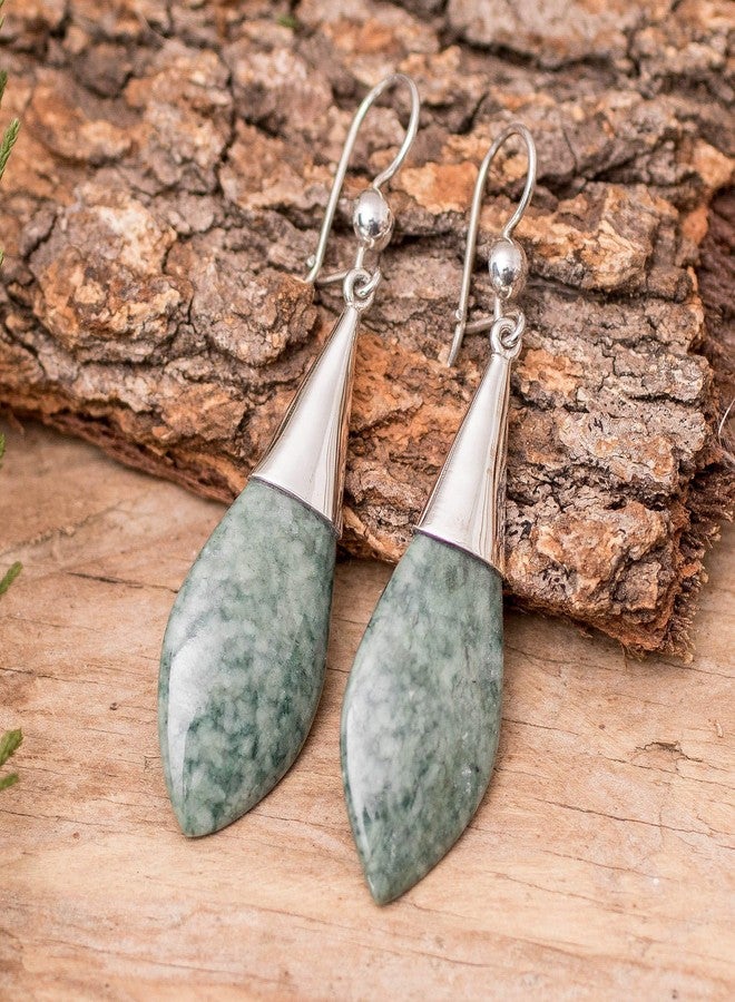 نوفيكا أقراط متدلية من اليشم الأخضر مصنوعة يدويًا من نوفيكا، مصنوعة من الفضة الإسترليني، من غواتيمالا، بتصميم عصري يجلب الحظ السعيد [2.3 بوصة طول × 0.6 بوصة عرض × 0.2 بوصة عمق] "رمح المايا للحياة الآخرة" - Image 4