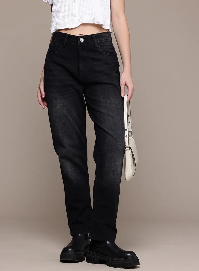 مرفوعة جينز بتدرج خفيف مع قصة مستقيمة