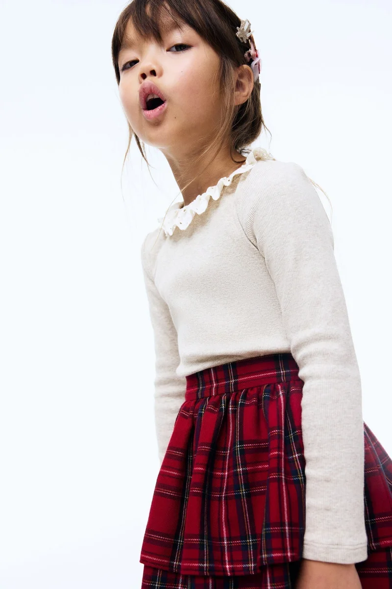 اتش اند ام بلوزة بياقة مزينة بكشكشة