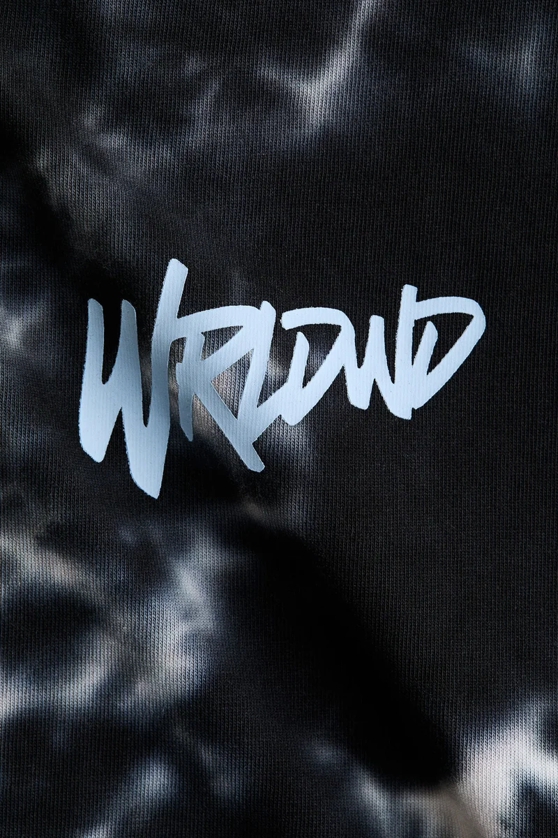 اتش اند ام تي-شيرت مزين بطبعة