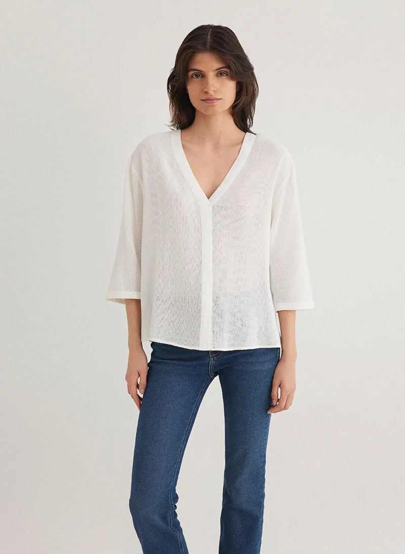 مافي بلوزة بيضاء بياقة على شكل حرف