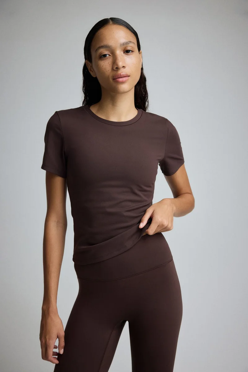 اتش اند ام تي-شيرت رياضي من نسيج سوفت موف