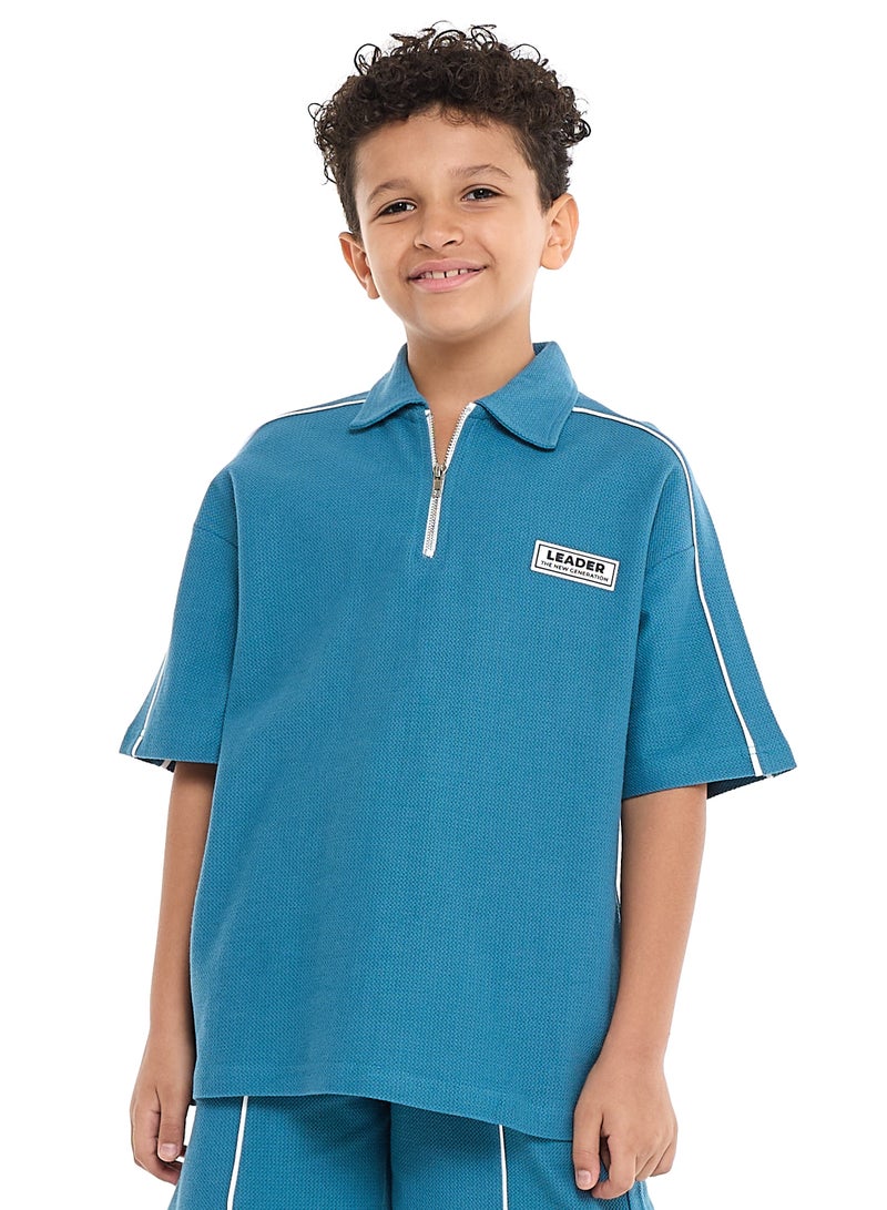 فكتور اند جين طقم جاكار للأولاد من فيكتور وجين – طقم مكون من قطعتين باللون الأزرق المخضر مع جيوب، وتي شيرت بولو بنصف سحاب وشورت - Image 3