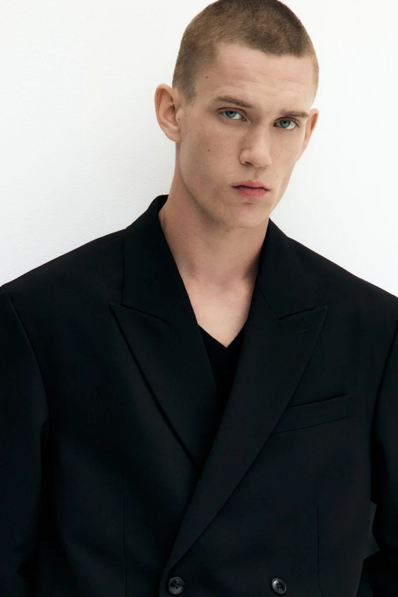 اتش اند ام جاكيت بقصة مريحة وصفين من الأزرار على الصدر