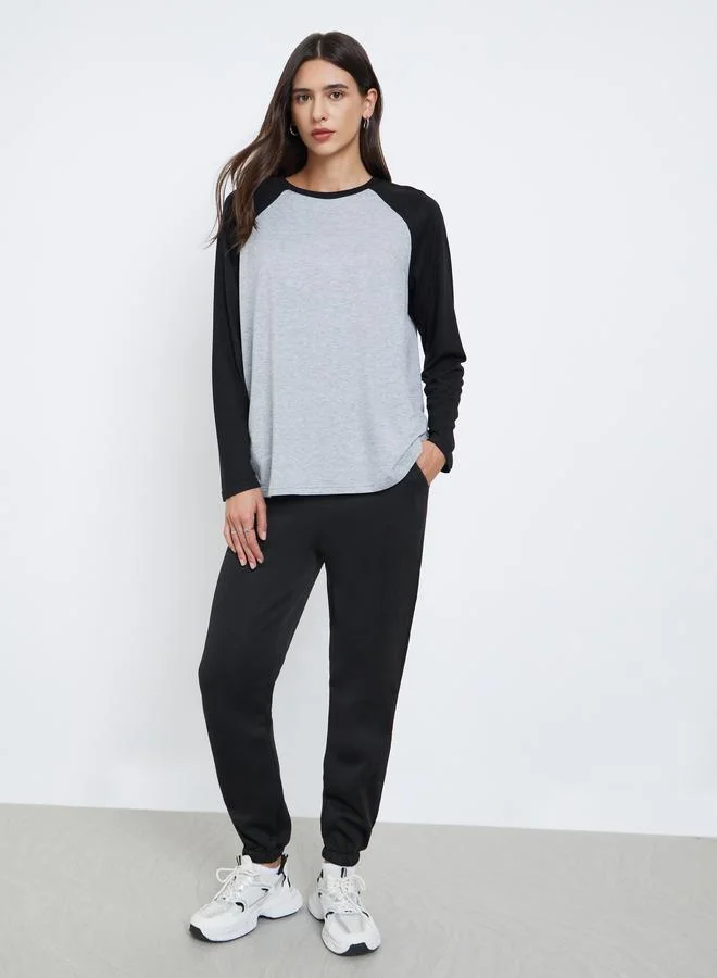 ستايلي تيشيرت واسع بياقة دائرية بنمط كتل الالوان