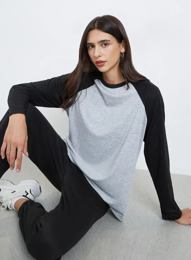 ستايلي تيشيرت واسع بياقة دائرية بنمط كتل الالوان