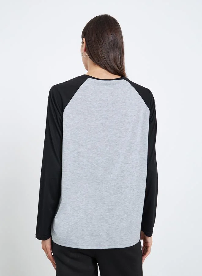 ستايلي تيشيرت واسع بياقة دائرية بنمط كتل الالوان