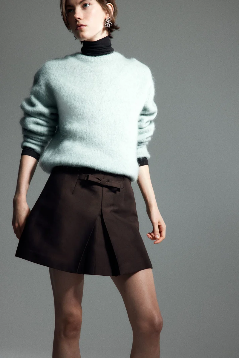 اتش اند ام تنورة ميني بفيونكة من الأمام