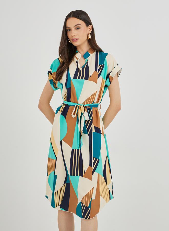 تايك تو فستان قصير بحزام وطبعة جرافيك وأكمام قصيرة - Image 3