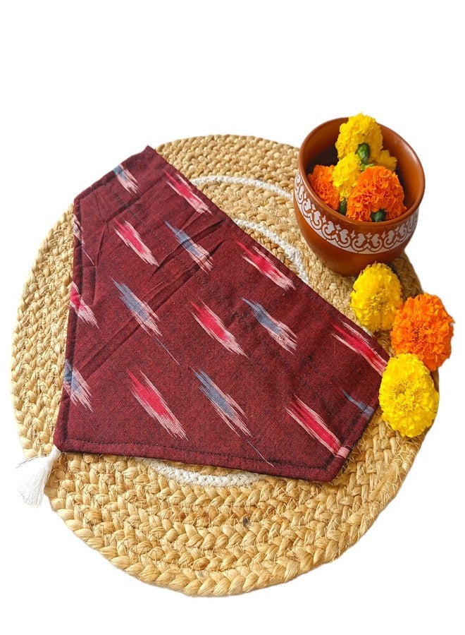 Unleashed باندانات إيكات من أنليشد إنديا. قماش إيكات تقليدي مناسب للمناسبات الاحتفالية وحفلات الزفاف. سهلة التركيب على الياقة، باندانا قابلة للغسل تناسب جميع أنواع الكلاب والقطط. لون أحمر عنابي (مقاس كبير جدًا). - Image 3