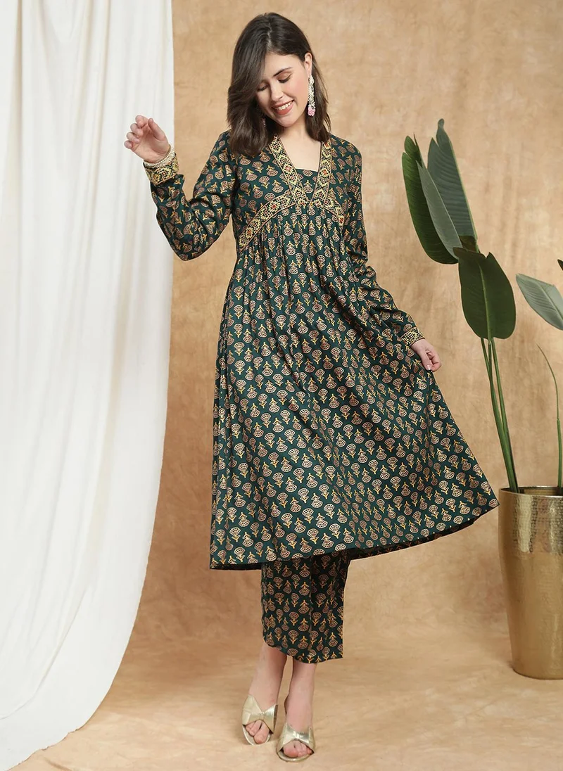 جلو باص طقم كورتا أليا نسائي بطبعة زهور كاملة وفتحة رقبة على شكل حرف  وسروال مستقيم