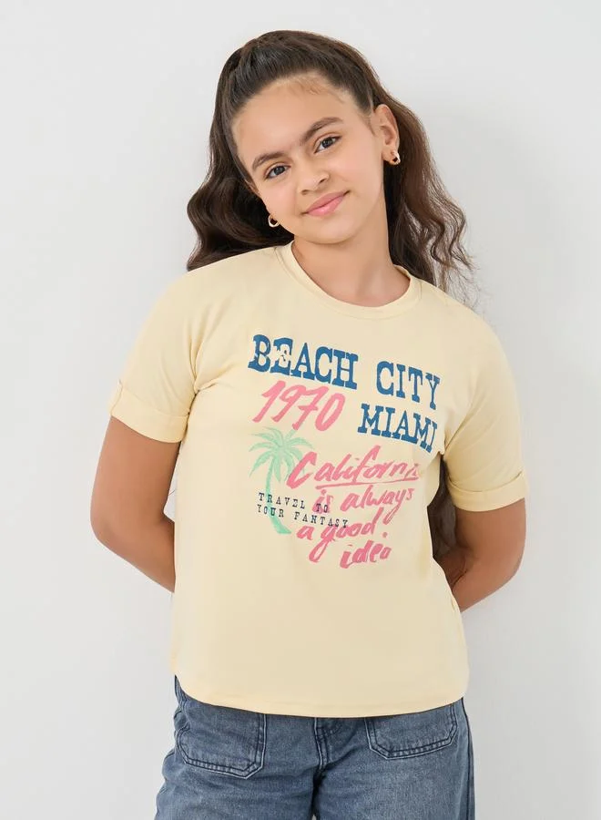 ستايلي تيشيرت بياقة مستديرة وطبعة شعار ستايلي