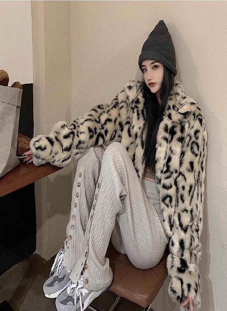 Eckek - Retro Leopard Print Quilted Short Coat Women's Autumn Winter Thickening Korean Loose Top Faux Fur Coat - Image 1