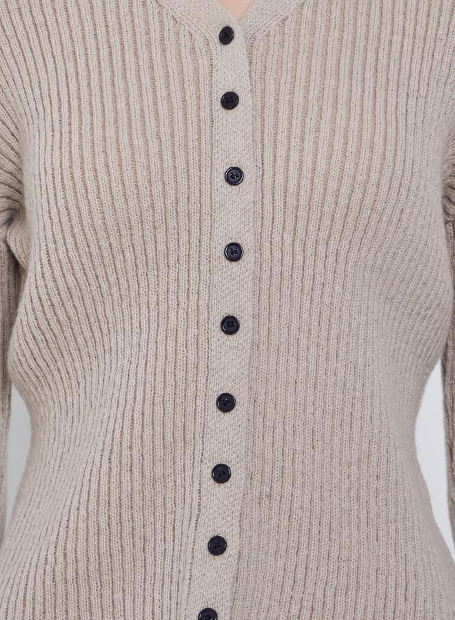 ستايلي بلوزة محبوكة مضلعة بأزرار وأكمام جرسية - Image 3