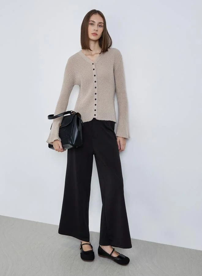 ستايلي بلوزة محبوكة مضلعة بأزرار وأكمام جرسية