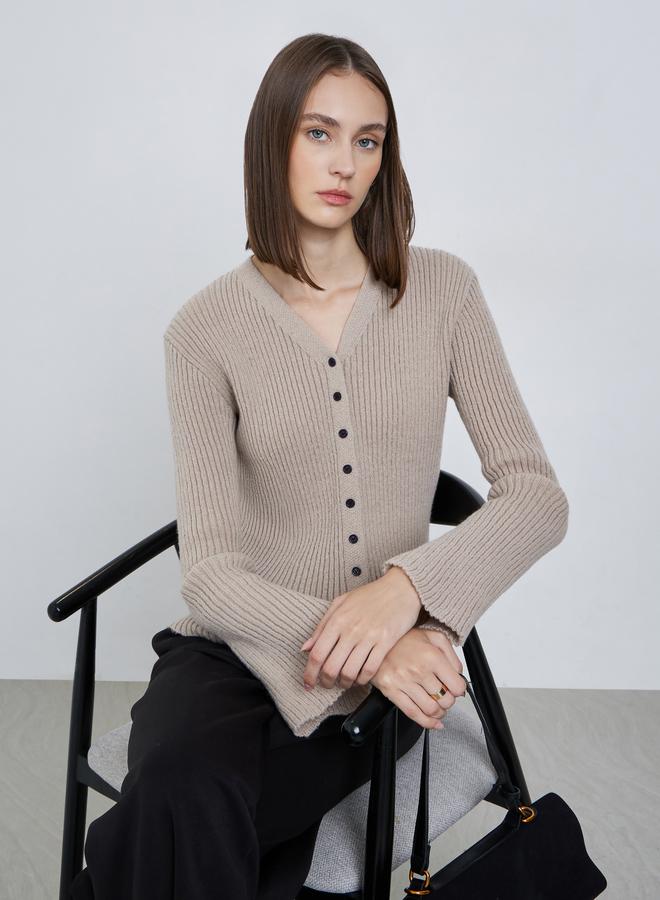 ستايلي بلوزة محبوكة مضلعة بأزرار وأكمام جرسية - Image 1