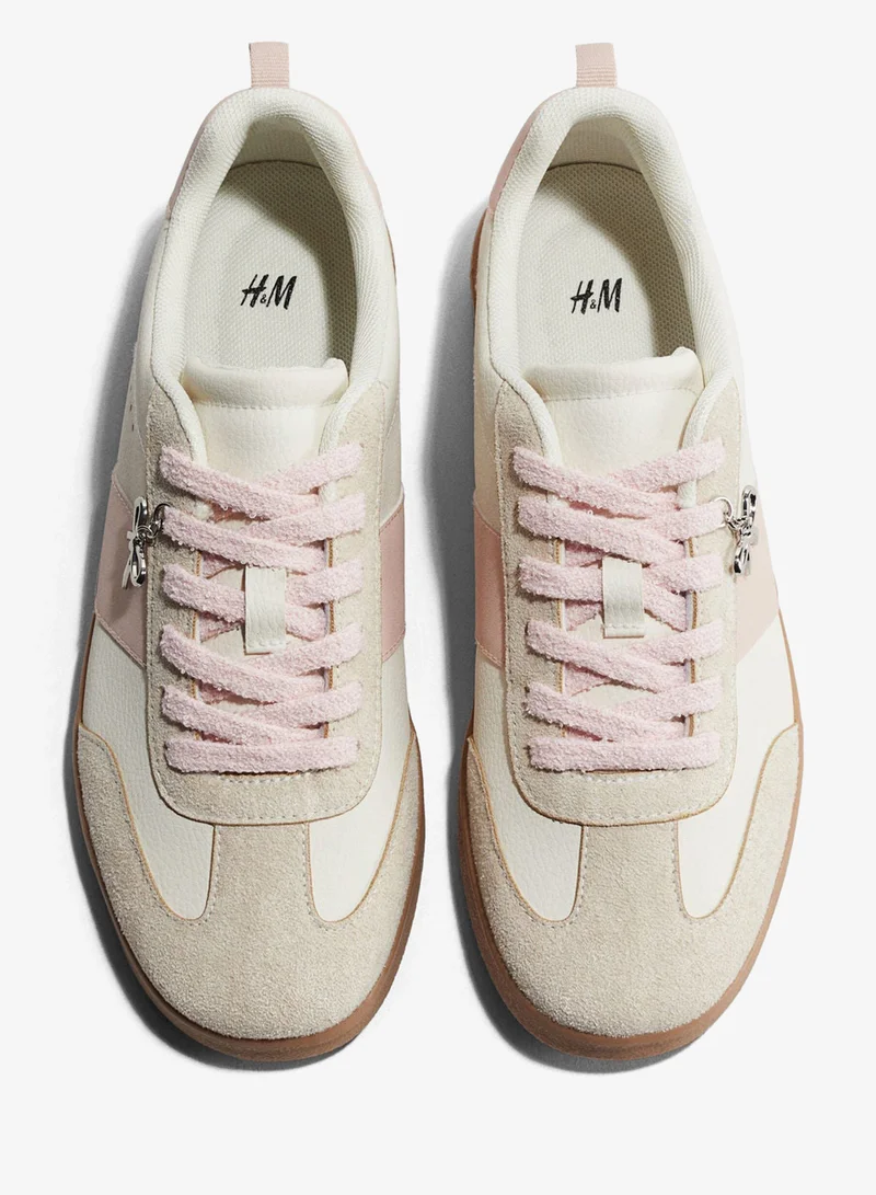 اتش اند ام حذاء رياضي مزين بزخارف